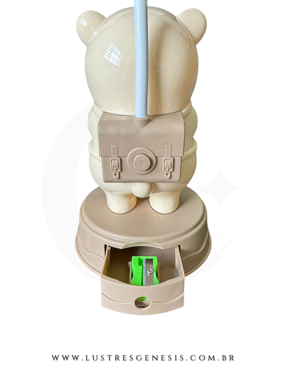 Lumin&aacute;ria abajur infantil em formato de capivara bege, ideal para quarto de crian&ccedil;a, mesa de cabeceira ou escrivaninha.